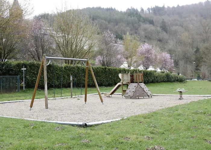 Camping Le Jardin - Chalets, Bungalows Et Emplacements Nus Pour Des Vacances Nature Le Long De La Riviere Le Gijou
