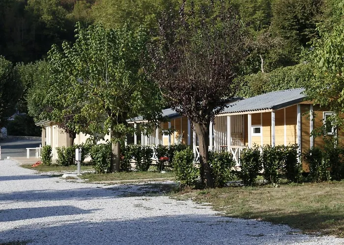 Camping Le Jardin - Chalets, Bungalows Et Emplacements Nus Pour Des Vacances Nature Le Long De La Riviere Le Gijou